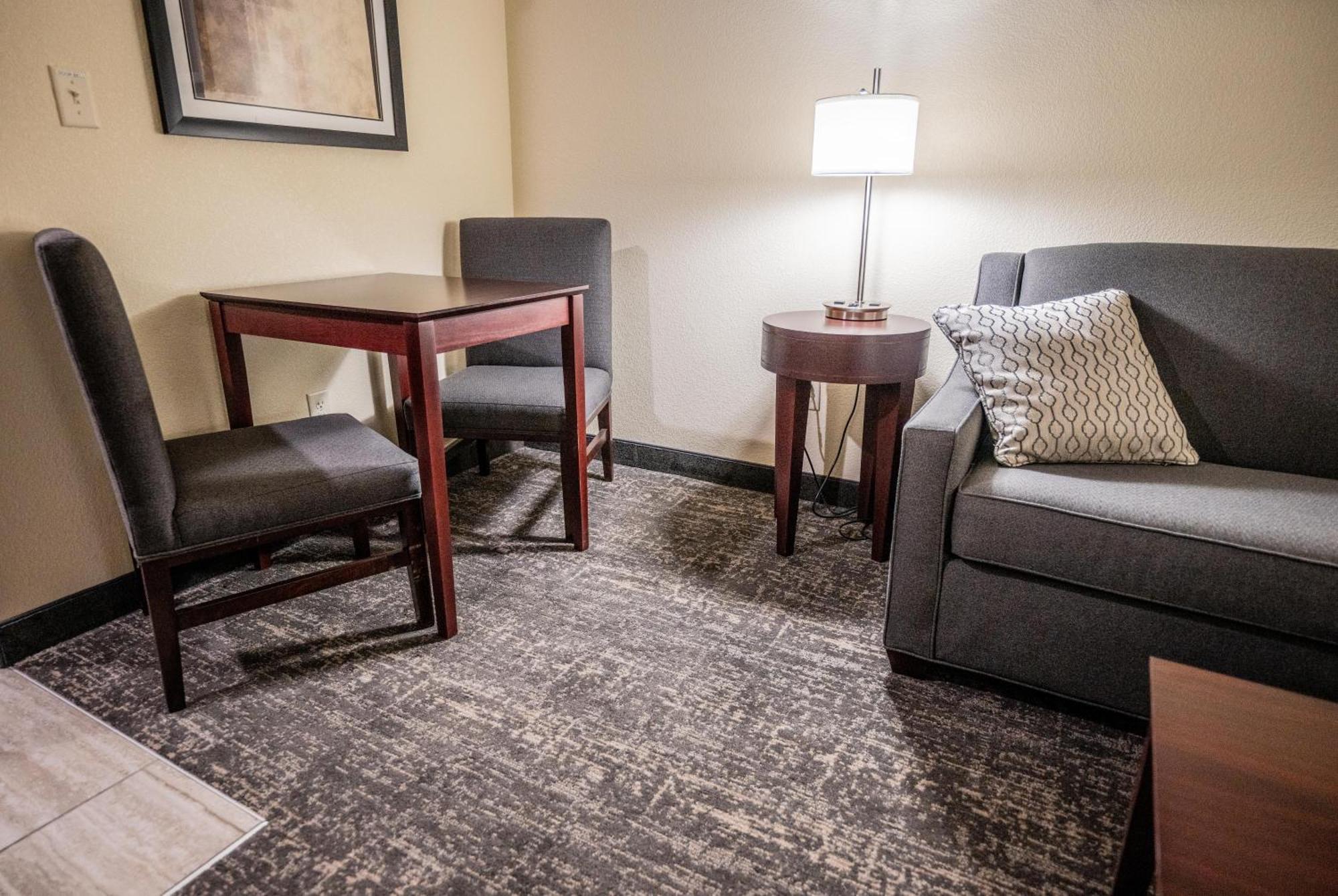 Cobblestone Hotel & Suites - Lamar Bagian luar foto
