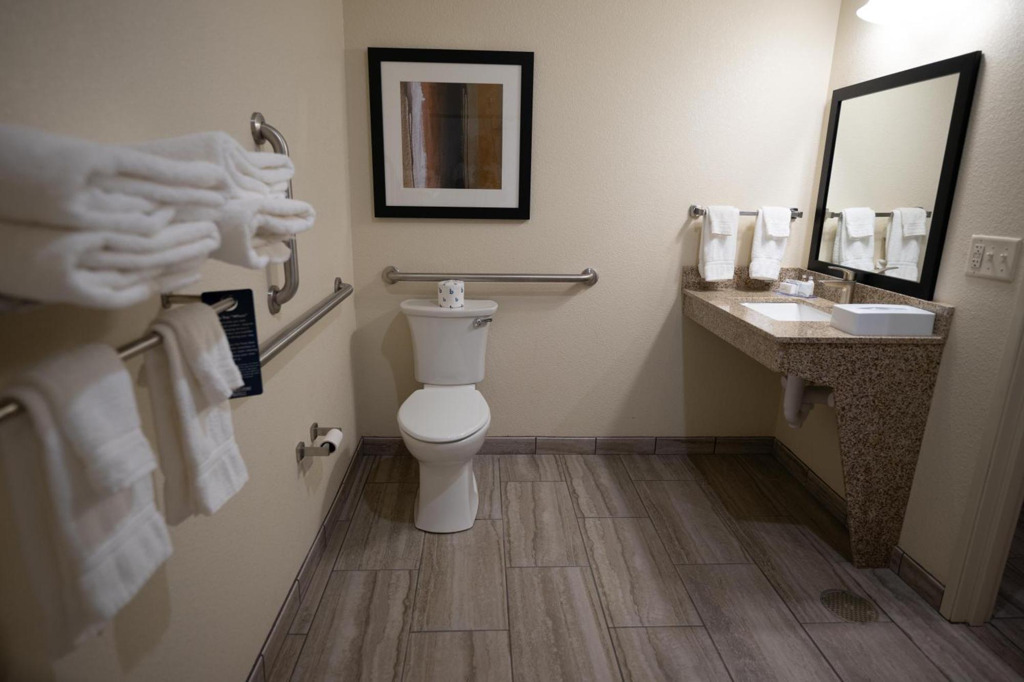 Cobblestone Hotel & Suites - Lamar Bagian luar foto
