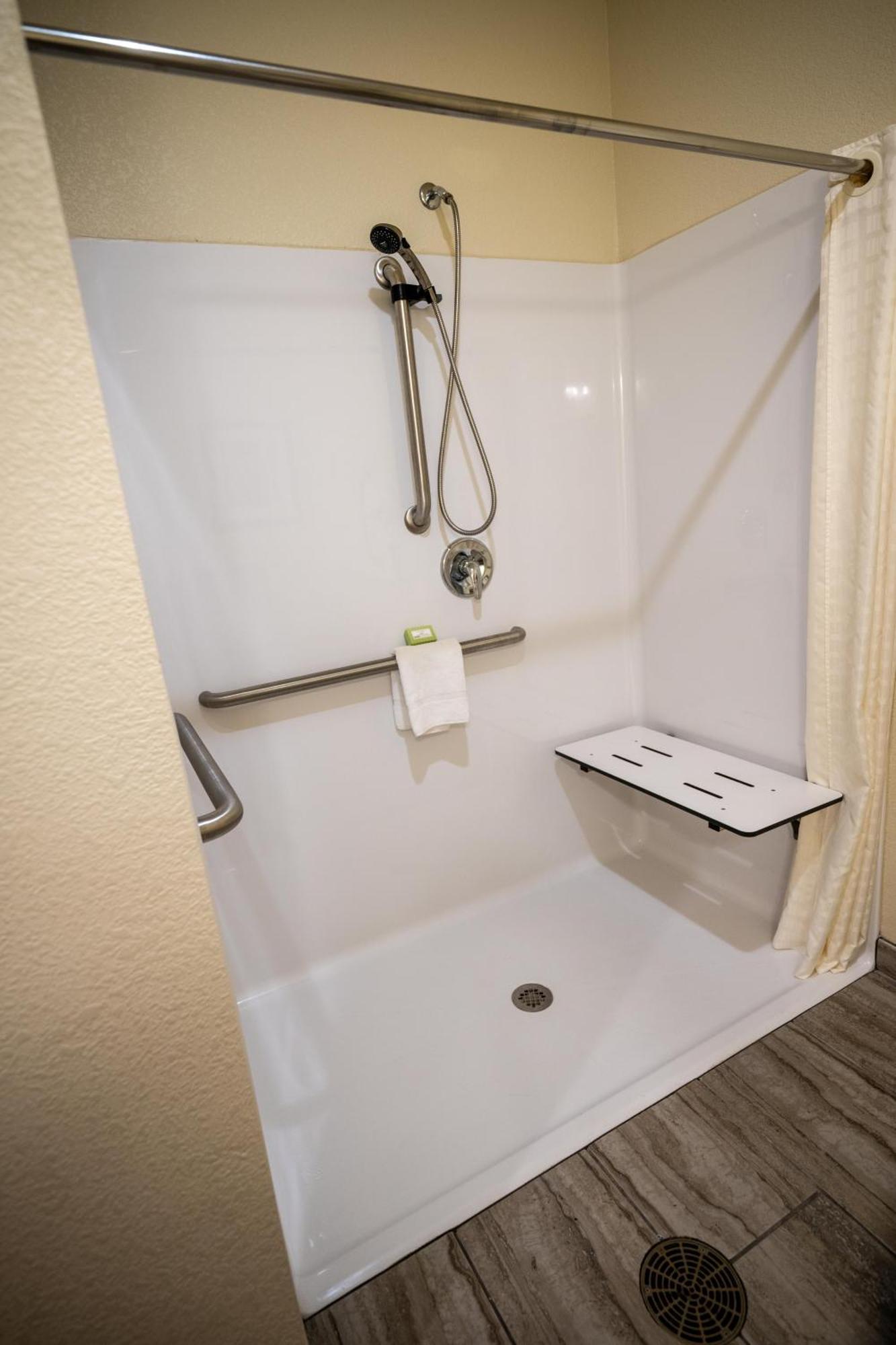 Cobblestone Hotel & Suites - Lamar Bagian luar foto