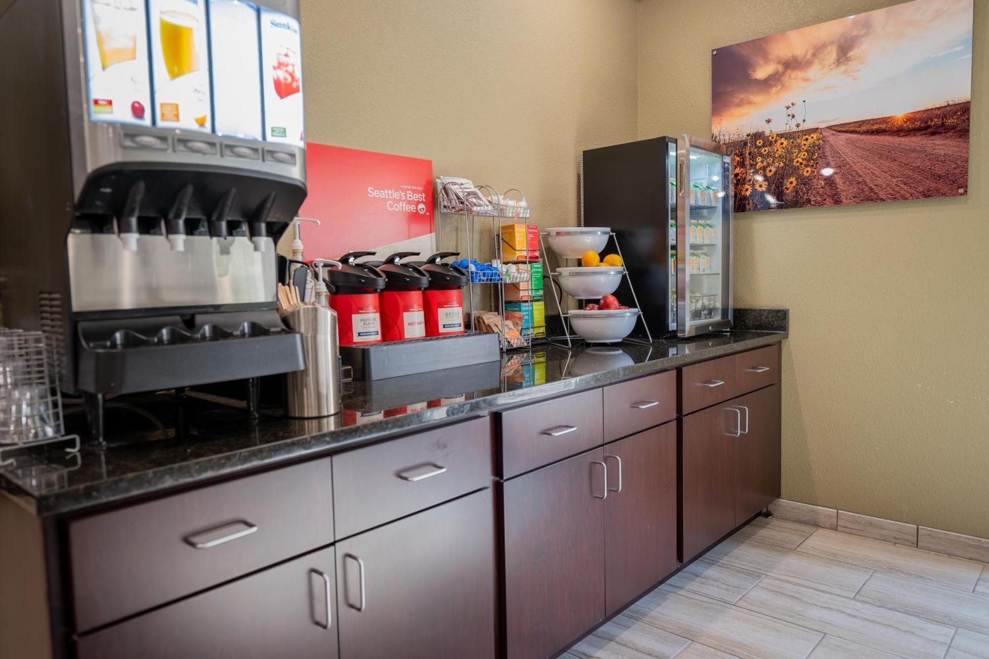 Cobblestone Hotel & Suites - Lamar Bagian luar foto