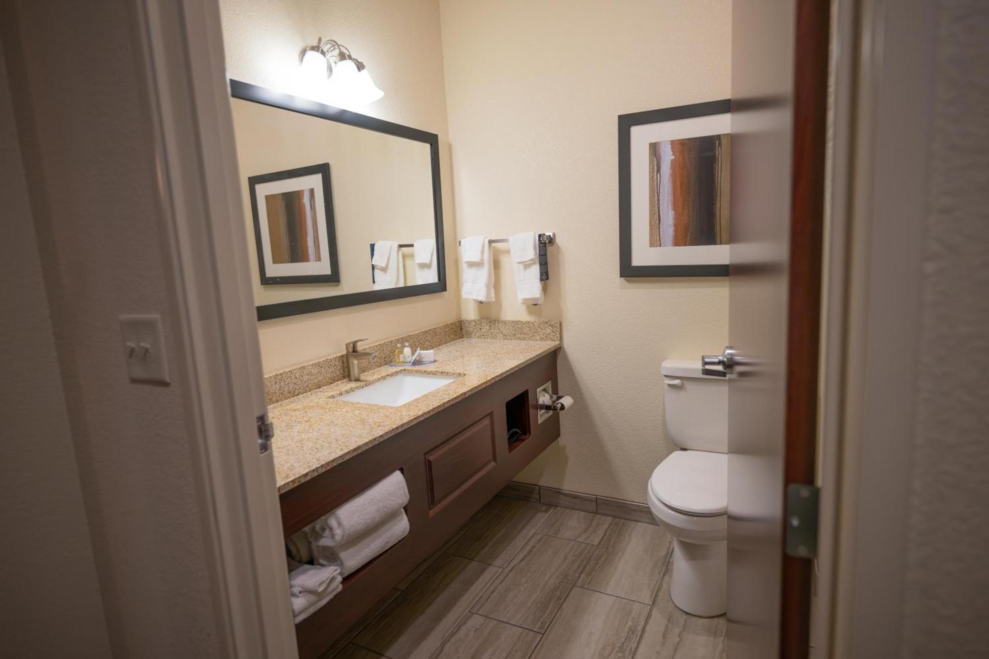 Cobblestone Hotel & Suites - Lamar Bagian luar foto
